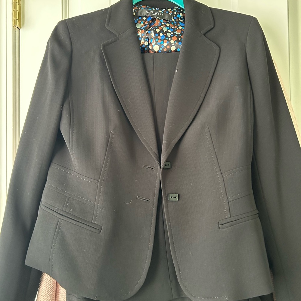 Nine West black pant Suit with colored lining.